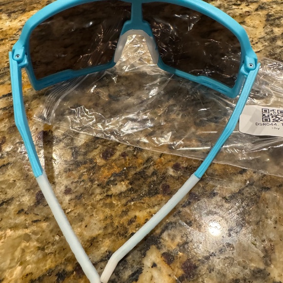 Sendy Shades Aura 2.0 Blue Shield-Style Sunglasses with Sporty Design - Picture 4 of 5